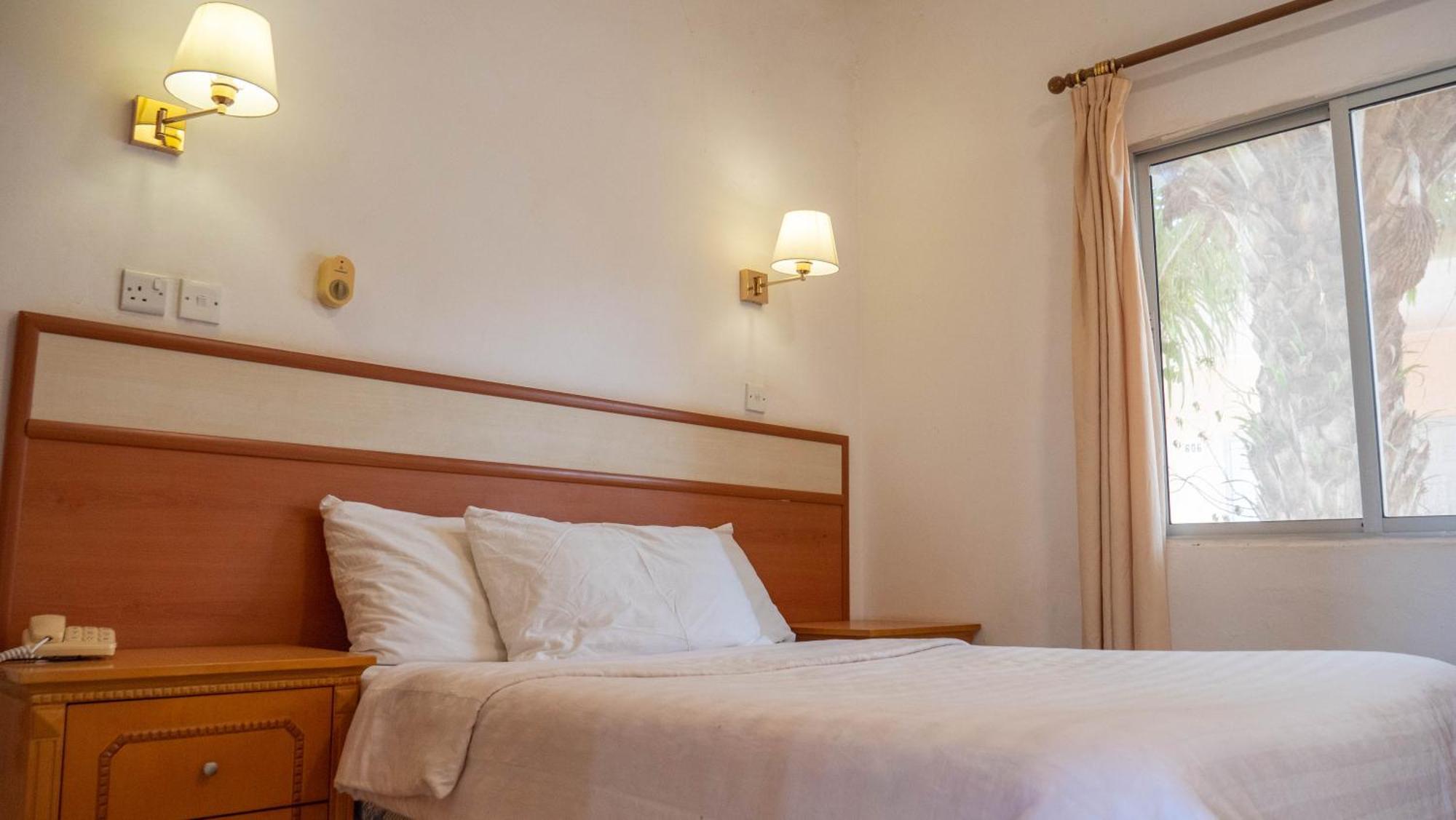 Cape Point Hotel Bakau Exterior photo