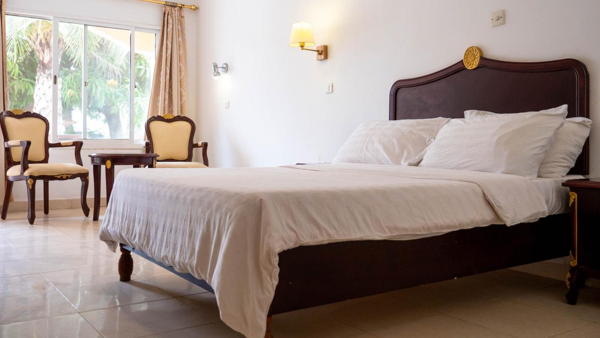 Cape Point Hotel Bakau Exterior photo