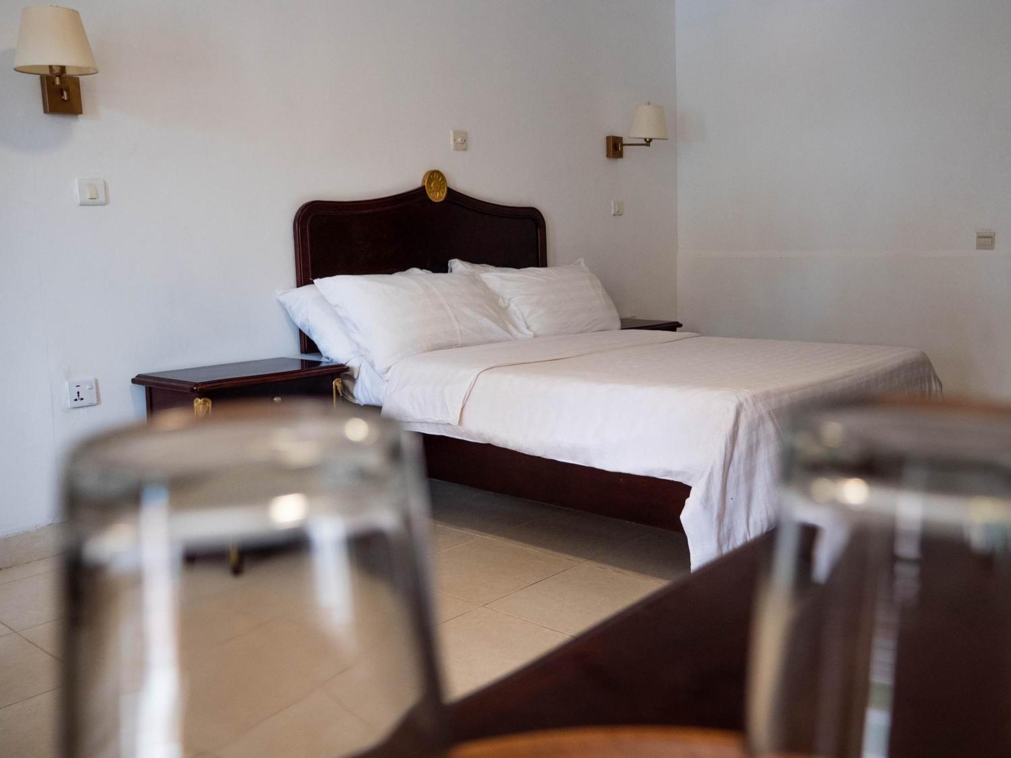 Cape Point Hotel Bakau Exterior photo