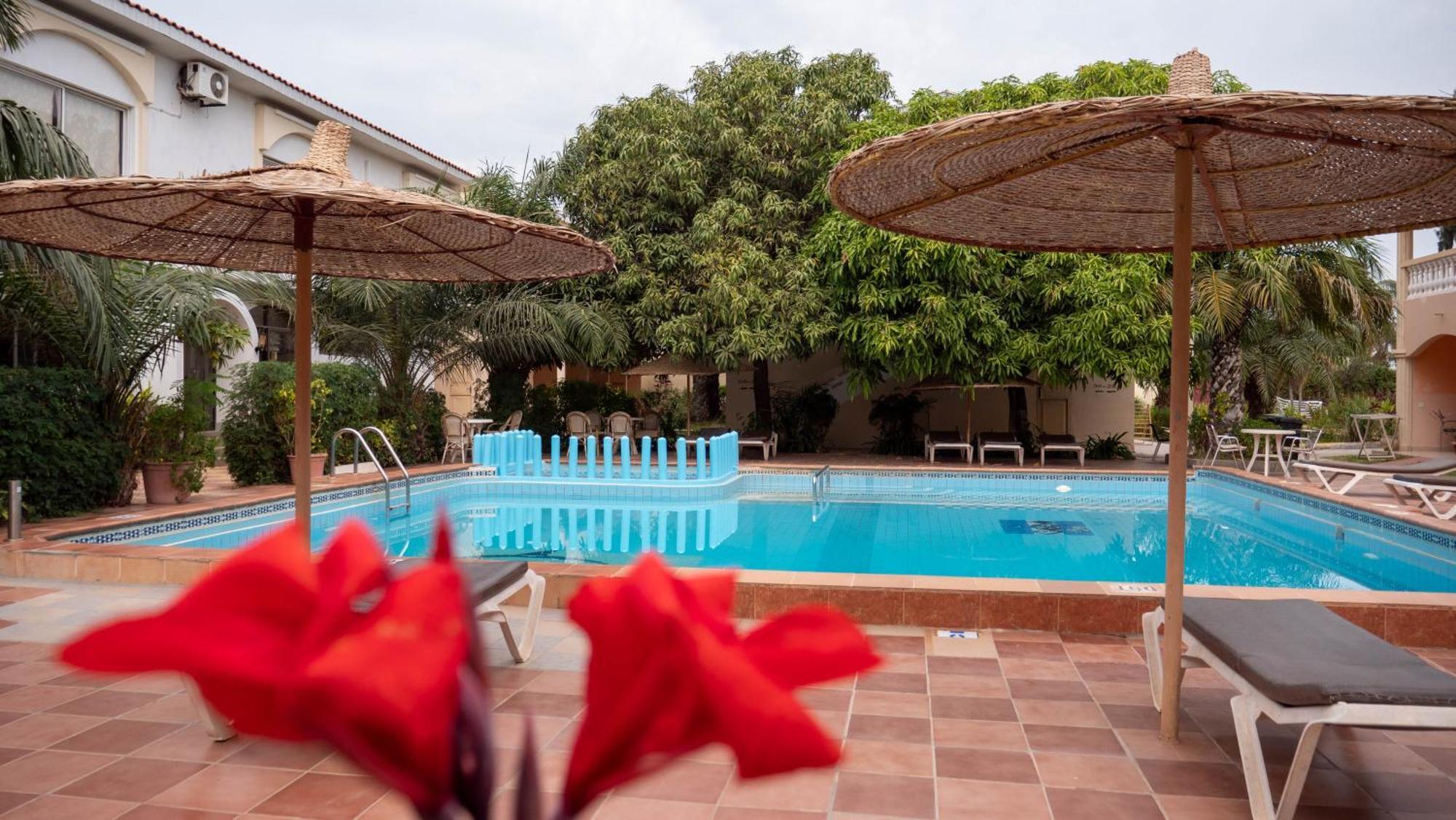 Cape Point Hotel Bakau Exterior photo