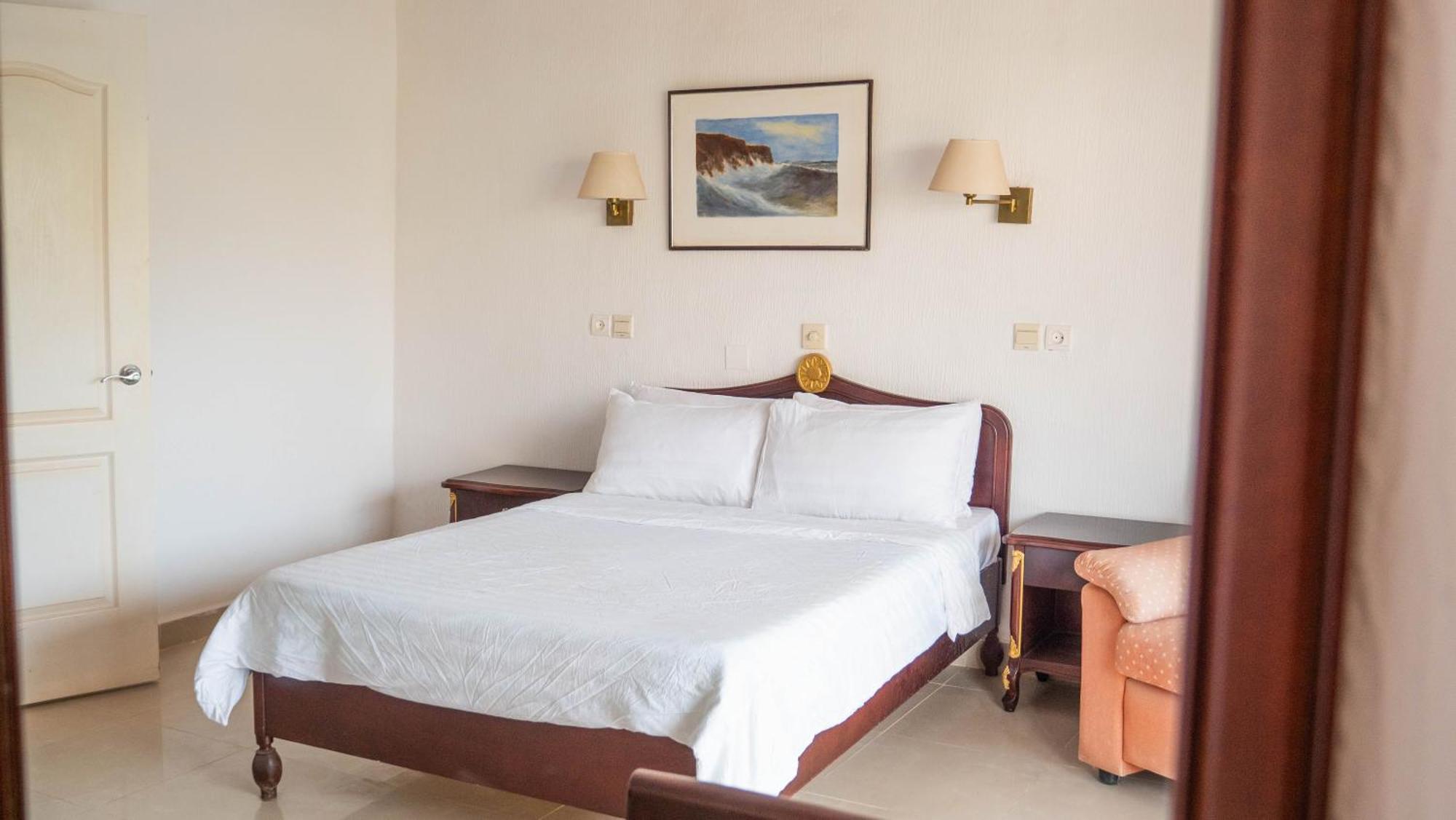 Cape Point Hotel Bakau Exterior photo