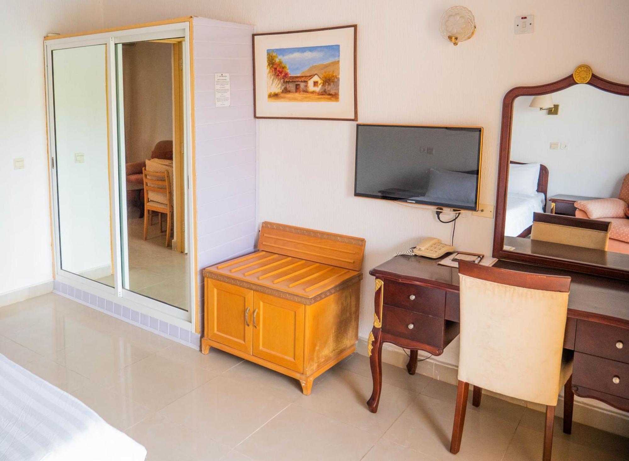 Cape Point Hotel Bakau Exterior photo
